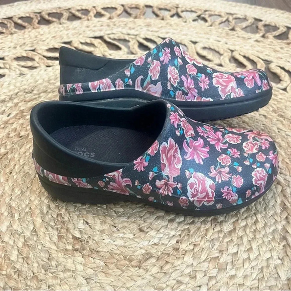 CROCS Neria Pro II graphic floral red roses clogs size 7 - Picture 1 of 5